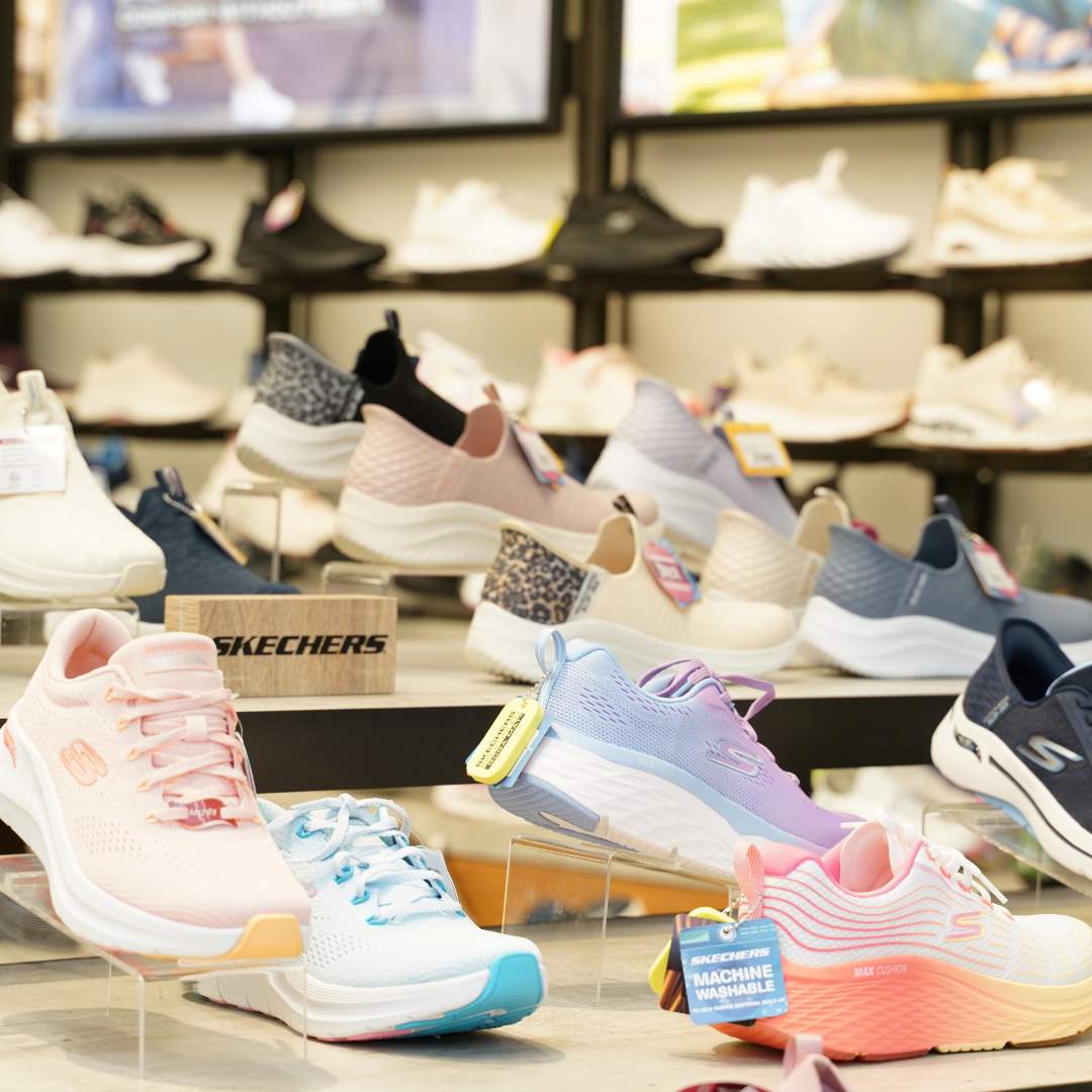 Forskellige sneakers fra Skechers i butikken Maibom Eurowalk i Randers.